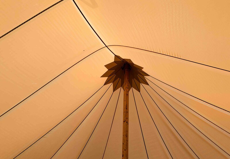Sailcloth-Zelt als Platzhalter für eine hochwertige Zelthochzeit 11