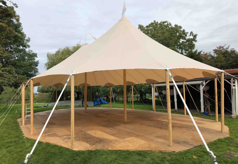 Sailcloth-Zelt als Platzhalter für eine hochwertige Zelthochzeit 19